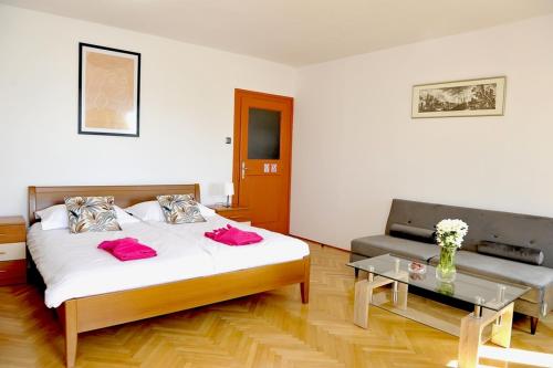un dormitorio con una cama grande y un sofá en Spalato, en Split