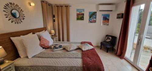 阿爾讓河畔羅科布呂訥的住宿－Corniche du Paradis，一间卧室配有带枕头和镜子的床