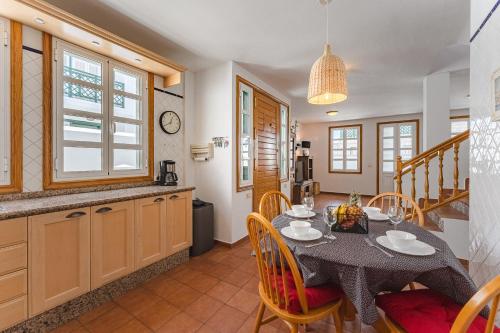 una cucina e una sala da pranzo con tavolo e sedie di Ferienhaus mit Meerblick Playa Abades ad Abades