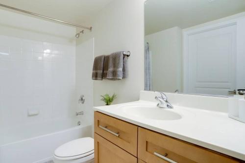 ein weißes Bad mit einem Waschbecken und einem WC in der Unterkunft Beautiful 1BR Apt At Pentagon City with Great View in Arlington