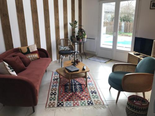 Grayan-et-lʼHôpitalにあるVilla Océan - Grayanのソファとテーブルのあるリビングルーム