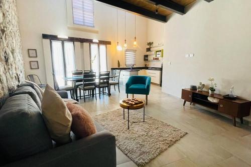 a living room with a couch and a table at Hermoso Loft en Valquirico, Lofts Frontana. in Tlaxcala de Xicohténcatl