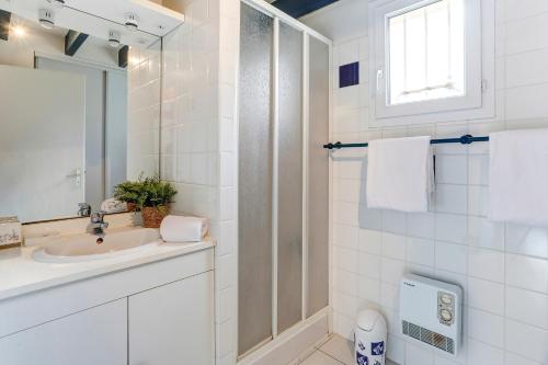 Kúpeľňa v ubytovaní Ker Heora - Maison avec piscine partagée