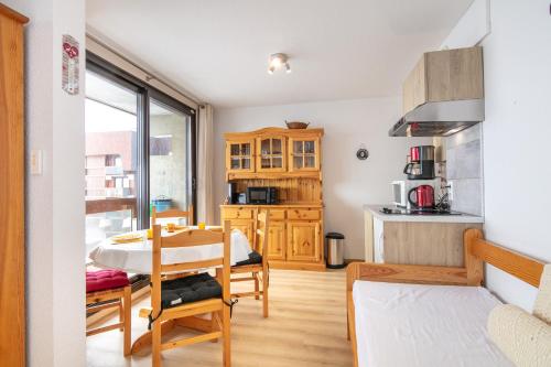 une cuisine et une salle à manger avec une table dans une pièce dans l'établissement Le Point de Vue - Appt pour 4 avec vue, à Villarembert