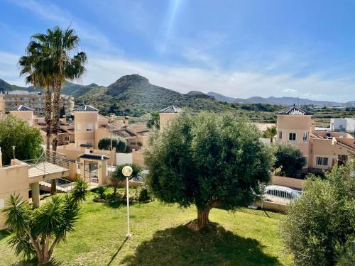 vistas a una ciudad con árboles y edificios en Cala AZUL Gran Terraza con BBQ, en Cabo de Palos