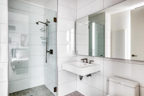 Koupelna v ubytování Clinton Hill 2br w gym pool wd nr Barclays NYC-1024