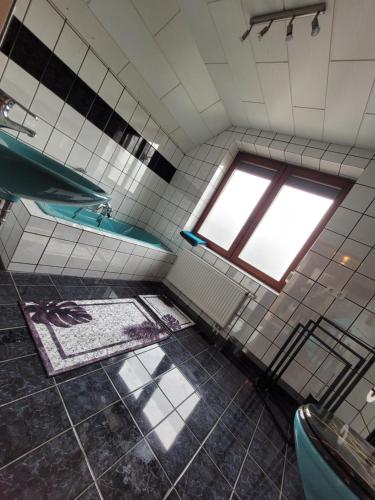 an overhead view of a bathroom with a window and a tub at Monteurzimmer Noack in Uetze