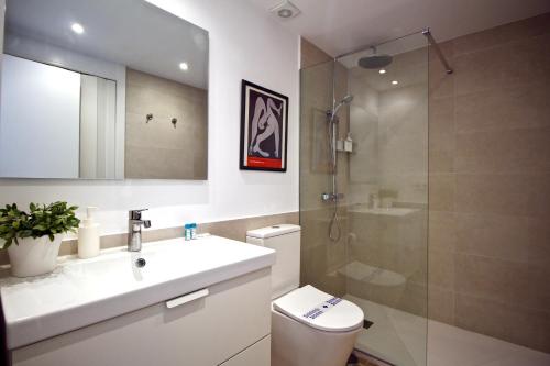 een badkamer met een toilet, een wastafel en een douche bij New 1 Bedroom Apartment with FANTASTIC views RDR284 in Marbella