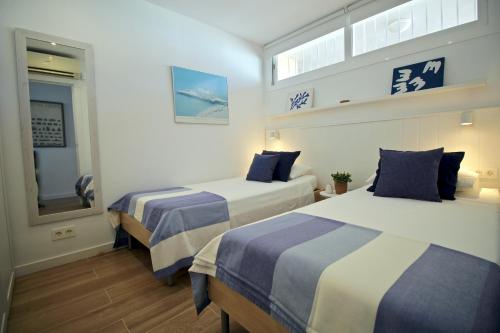 een hotelkamer met 2 bedden en een raam bij New 1 Bedroom Apartment with FANTASTIC views RDR284 in Marbella