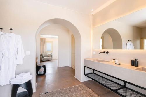 普拉迪斯亞羅斯的住宿－Casa del Lupo，白色的浴室设有水槽和镜子