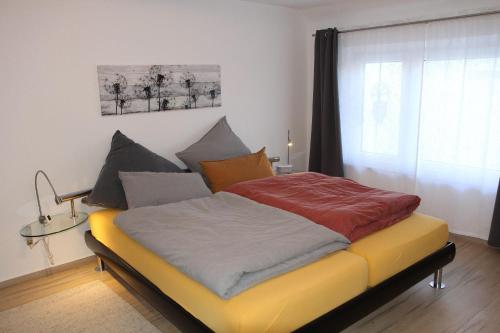 1 cama en una habitación con ventana en Ferienwohnung-Hahnenstrasse, en Steinfurt