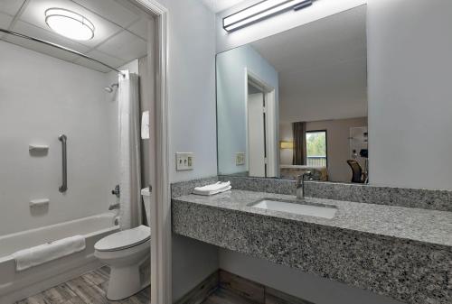 La salle de bains est pourvue d'un lavabo, de toilettes et d'un miroir. dans l'établissement Motel 6 Scottsboro, AL Hwy 72, à Scottsboro