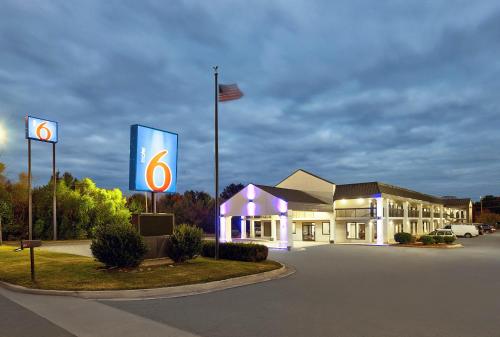 a building with a sign in a parking lot at Motel 6 Scottsboro, AL Hwy 72 in Scottsboro
