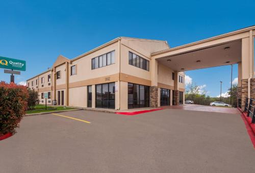 un parking vide devant un bâtiment dans l'établissement Quality Inn & Suites Round Rock, à Round Rock