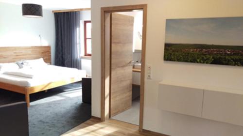 a hotel room with a bed and a mirror at Ferienwohnungen Familie Neubert in Nordheim