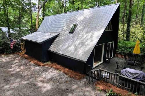 czarna kabina z metalowym dachem w lesie w obiekcie Newly renovated A-frame 5 Min walk to main street w mieście Highlands