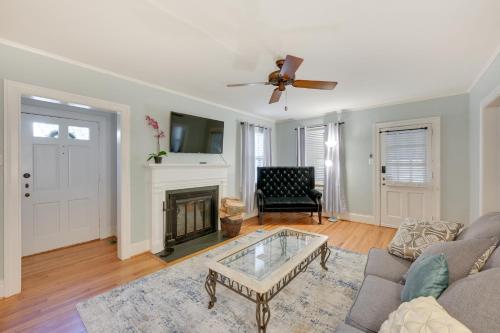 Galería fotográfica de Quaint Goldsboro Home with Screened-In Porch! en Goldsboro