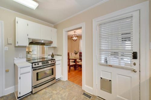 Galería fotográfica de Quaint Goldsboro Home with Screened-In Porch! en Goldsboro
