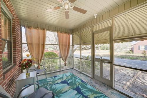 Galería fotográfica de Quaint Goldsboro Home with Screened-In Porch! en Goldsboro