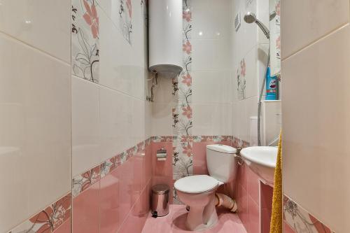 ein rosafarbenes Bad mit einem WC und einem Waschbecken in der Unterkunft Budget central next to sea garden and beach in Warna