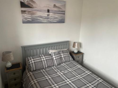 a bedroom with a bed and a picture on the wall at River View House St Neots - Navigation Wharf in Saint Neots