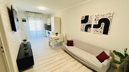 - un salon avec un canapé et une table dans l'établissement Viareggio Deluxe, à Viareggio