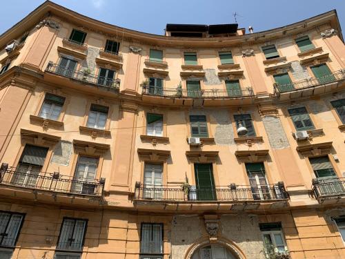 - un grand bâtiment avec des balcons sur le côté dans l'établissement VIVI A NAPOLI, à Naples