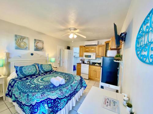 a bedroom with a bed and a kitchen at Southwinds Inn by The Gold Nests in Hollywood