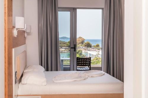 卡薩米里的住宿－Hotel Ventus，酒店客房设有一张床和一个大窗户