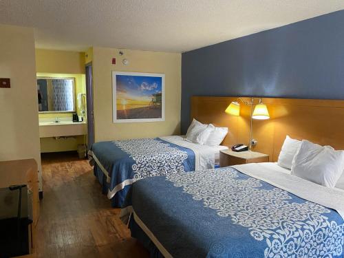 una camera d'albergo con due letti e una lampada di Motel 6 Savannah, GA - Gateway & I-95 a Savannah