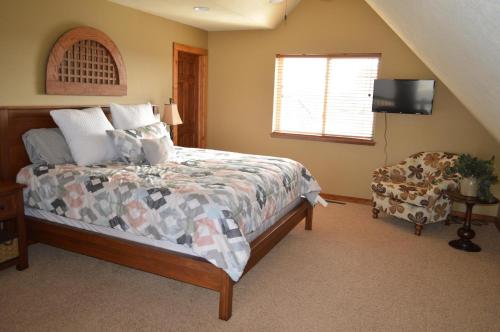 En eller flere senge i et værelse på Bridges Bay Vacation Cabin 13