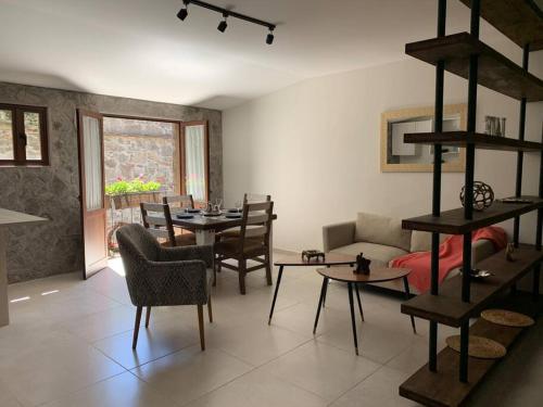 a living room with a table and chairs and a couch at Hermoso departamento en Val’Quirico Loft Frontana in Tlaxcala de Xicohténcatl