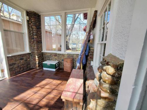 Gambar di galeri bagi 127 Hwy 71 Main House di Arnolds Park