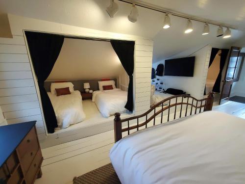 Katil atau katil-katil dalam bilik di 127 Hwy 71 Main House