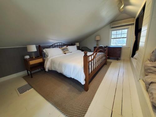 een slaapkamer met een groot bed en een raam bij 127 Hwy 71 Main House in Arnolds Park