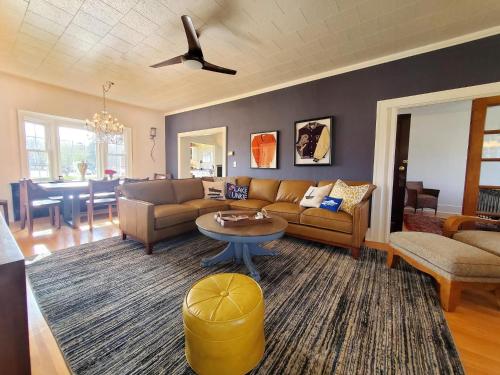 Ruang duduk di 127 Hwy 71 Main House