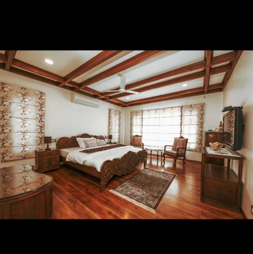 - une grande chambre avec un grand lit et une table dans l'établissement The Gardenia7, à Srinagar