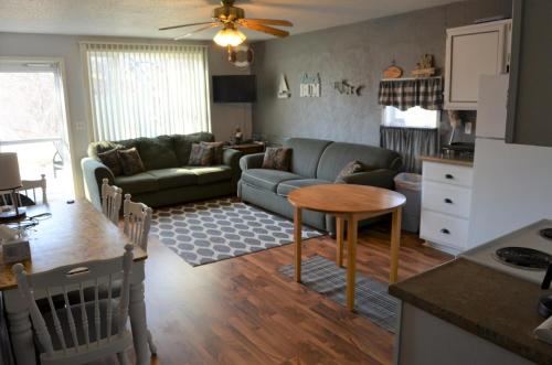 eine Küche und ein Wohnzimmer mit einem Sofa und einem Tisch in der Unterkunft 25710 Walleye Dr in Spirit Lake