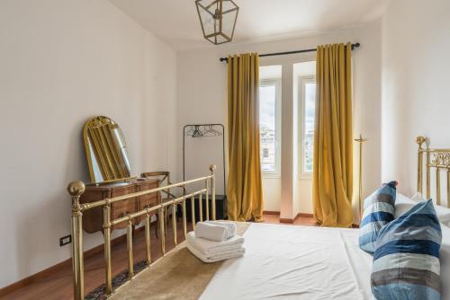 sypialnia z łóżkiem i lustrem w obiekcie Stylish Pigneto Apartment w Rzymie