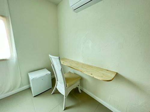 a room with a wooden desk and a chair at มินิมอลโฮลเทล in Ban Khlong Khachen