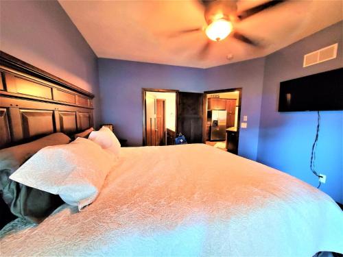 sypialnia z dużym łóżkiem i sufitem w obiekcie Bridges Bay Resort Newport Building 103 w mieście Arnolds Park