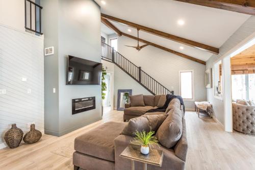 un salon avec un canapé et une cheminée dans l'établissement Sandy Feet Retreat on Big Spirit Lake, à Spirit Lake