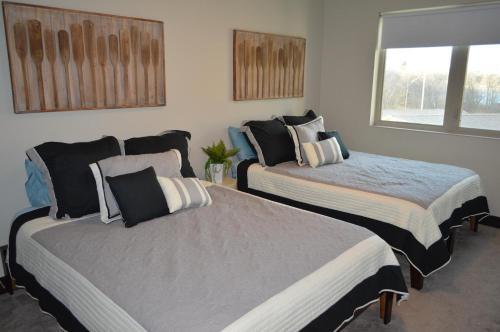 2 camas en una habitación con ventana en Bridges Bay Resort Bayside Building 203 en Arnolds Park