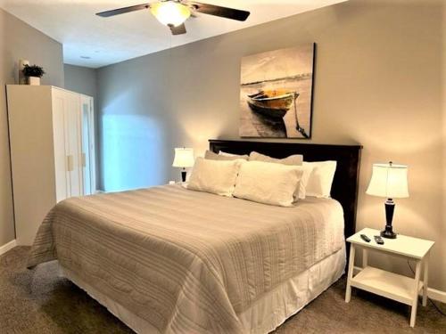 - une chambre avec un lit et un ventilateur de plafond dans l'établissement Bridges Bay Resort Brooklyn Building 103, à Arnolds Park