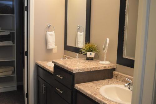 La salle de bains est pourvue d'un lavabo et d'un miroir. dans l'établissement Bridges Bay Resort Brooklyn Building 103, à Arnolds Park
