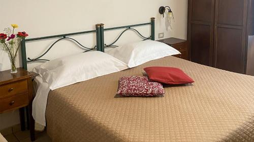 łóżko z dwoma poduszkami na górze w obiekcie Cagliari Novecento w Cagliari