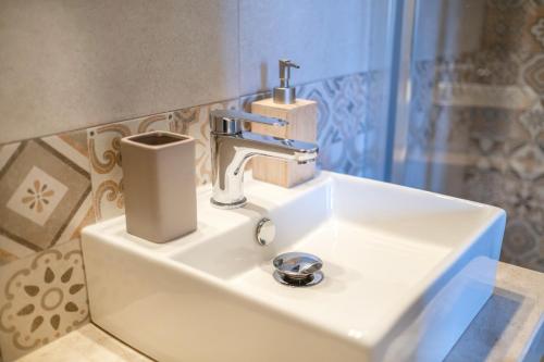 a sink with a faucet in a bathroom at Avenida 12 in Alghero