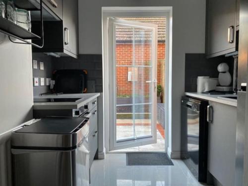 Kjøkken eller kjøkkenkrok på Modern 1 bedroom flat with patio garden & parking