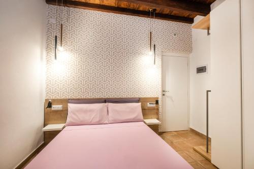 1 dormitorio con cama y pared en Avenida 12, en Alghero