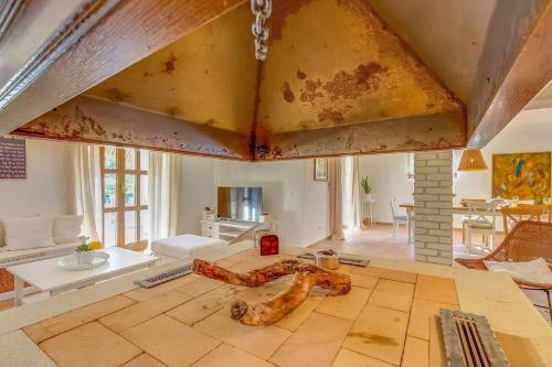 een woonkamer met een groot plafond met roest bij Villa Happy Holiday Višnjan in Višnjan
